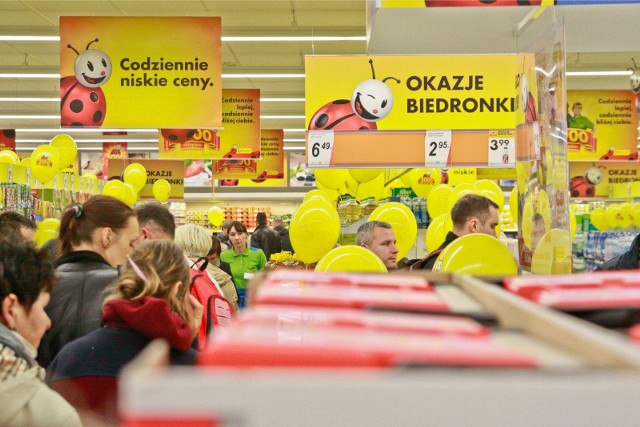 W nowy miesiąc sieć supermarketów Biedronka wkroczyła z ogromną listą promocji. Przygotowano obniżki i specjalne okazje na wędliny, ryby, nabiał, warzywa, kawę, karmy dla zwierząt i wiele więcej! Lista jest naprawdę długa, a najnowsza gazetka Biedronki liczy 64 strony. Na jakie promocje szczególnie warto zwrócić uwagę? Zebraliśmy dla Was najciekawsze okazje! Zobaczcie w poniższej galerii! Czytaj dalej. Przesuwaj zdjęcia w prawo - naciśnij strzałkę lub przycisk NASTĘPNEZOBACZ TAKŻE: Gigantyczna rekrutacja w Lidlu. Ponad 2600 nowych miejsc pracy. Duże zarobki!Vollmart - nowa sieć supermarketów w Polsce. Towar prosto z palet, ceny najniższe w kraju