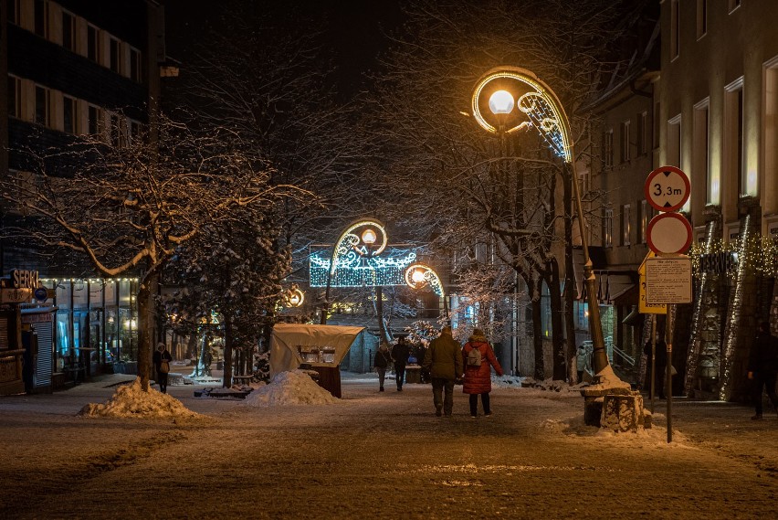 Świąteczne Zakopane. Miasto pod Giewontem rozświetliły już bożonarodzeniowe iluminacje 