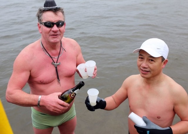Stanisław Zych i Thuy Tran Dinh symboliczną "lampką" szampana powitali nowy rok w wodzie