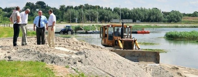 Na machowską plażę przywieziono już 1000 metrów sześciennych czystego piachu.