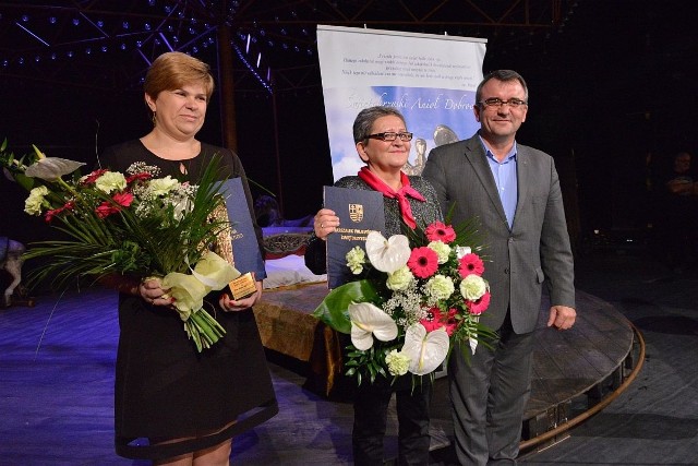 Nagrodzone Aniołami Dobroci (od lewej) Małgorzata Żugaj i Barbara Zbylut oraz gratulujący działalności i wyróżnienia Piotr Żołądek, członek zarządu województwa świętokrzyskiego. 
