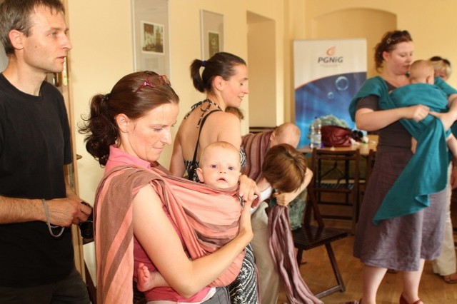 7 miesięczna Natalia, córka Magdaleny Dudek  jest zadowolona, że mama nosi ją w chuście