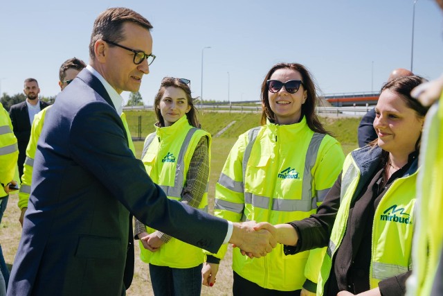 Premier podziękował wykonawcy za wcześniejsze oddanie ostatniego odcinka autostrady A1. Wraz z ministrem infrastruktury wizytowali dziś budowę na węźle KamieńskZobacz kolejne zdjęcia. Przesuwaj zdjęcia w prawo - naciśnij strzałkę lub przycisk NASTĘPNE