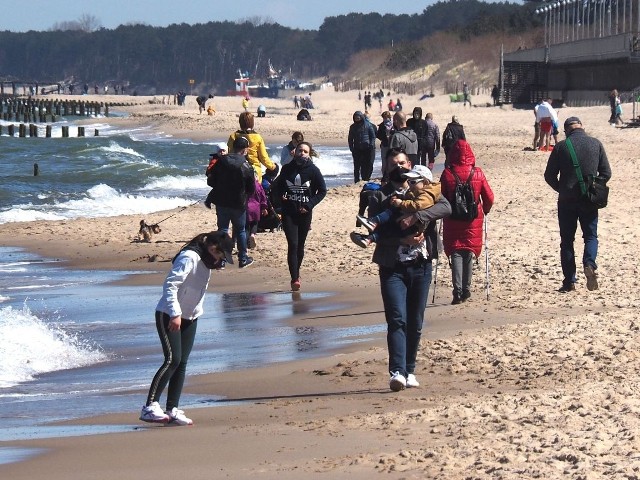 Tak wyglądało niedzielne przedpołudnie na plaży w Mielnie. Nie brakowało chętnych do spacerów oraz kąpieli w morzu. Pamiętajcie o zakrywaniu twarzy podczas spacerów oraz zachowaniu bezpiecznej odległości.