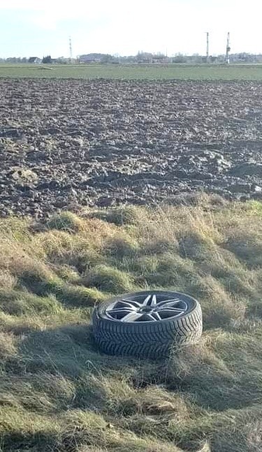 Groźny wypadek pod Wrocławiem. Mercedes wypadł w pole i przewrócił się na bok 