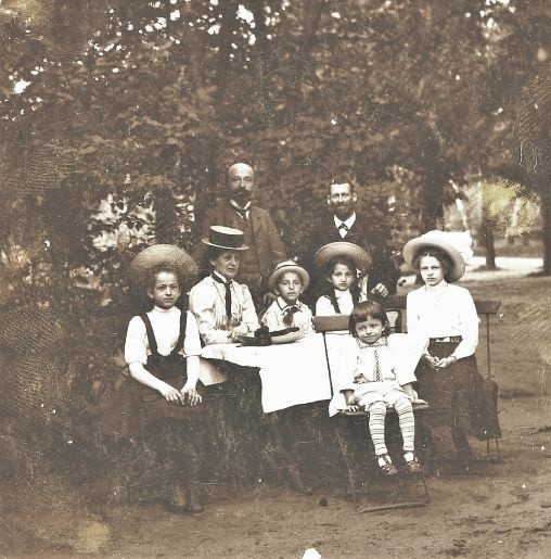 Rodzina Rejewskich- rok 1909, ten mały chłopczyk z przodu to...