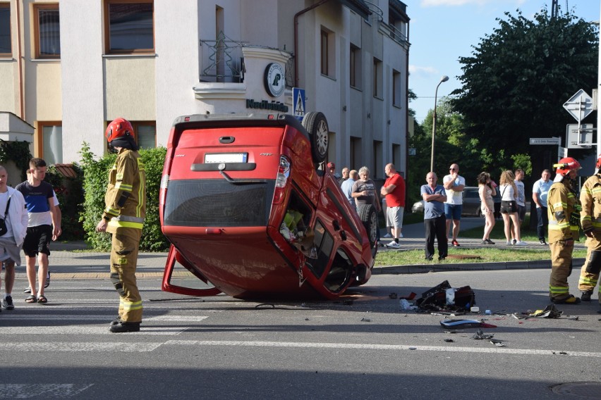 Wypadek w Ostrowi na skrzyżowaniu 3 Maja i Grota-Roweckiego. Zderzenie trzech samochodów osobowych. 2.07.2023
