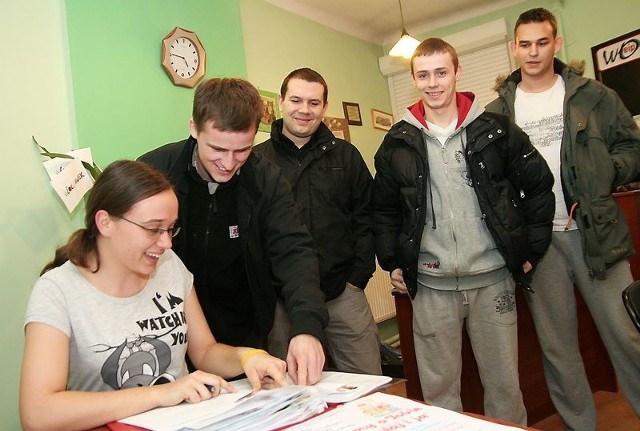 Na zdjęciu (od lewej): Paulina Kletkiewicz, Konrad Adamkowski, Łukasz Bińkowski, Adrian Sieradzki i Andrzej Osmólski w sztabie WOŚP. 