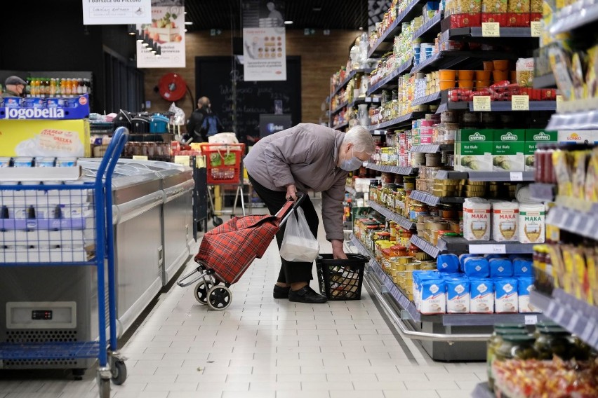 Seniorzy zazwyczaj wykazują się dużo większym dystansem do...