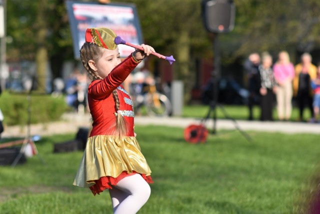 1 maja na pl. Wolności odbył się koncert orkiestry dętej OSP Kościan. Pojawiło się na nim wielu mieszkańców Kościana. Dopisała piękna pogoda, publiczność mogła doznać artystycznych wrażeń. Oprócz orkiestry wystąpiły także mażoretki.Zobacz zdjęcia -->