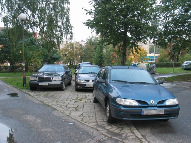 Przy ul. Daszyńskiego na chodnikach i trawnikach parkują auta. Mieszkańcy wezwali policję.