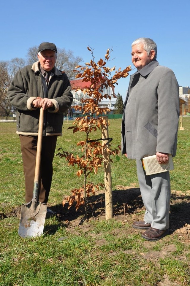 Docelowo na Ustroniu ma powstać Park imienia Jana Pawła II - mówią od lewej: Edward Śpiewak i Wacław Marcinkiewicz, koordynatorzy akcji.