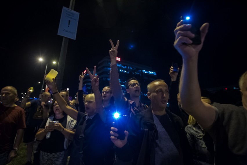 "Łańcuch Światła" w Krakowie. Protestujący wyszli na ulicę [ZDJĘCIA, WIDEO]