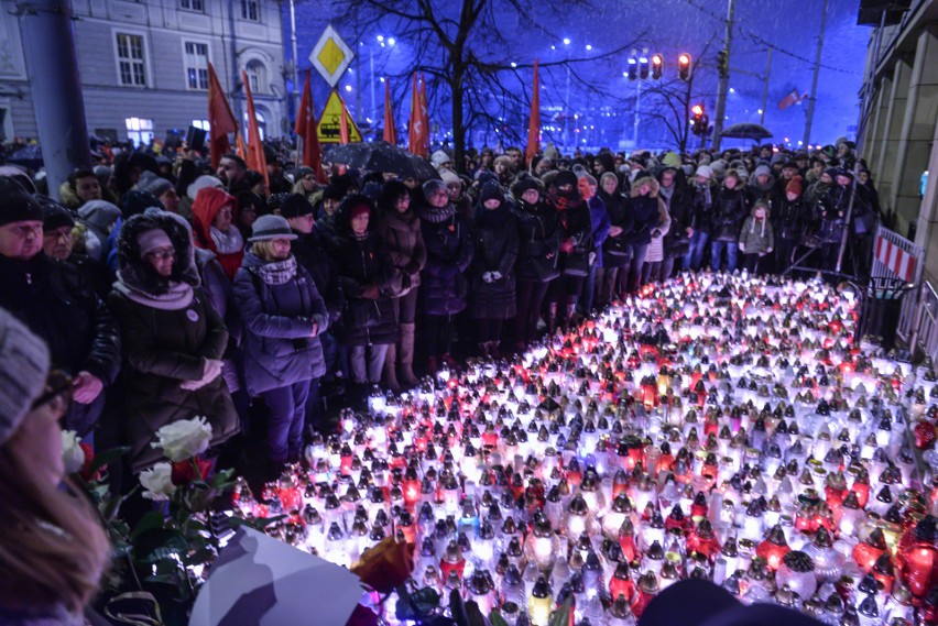 "Gdańsk nie może tego zapomnieć i wierzę, że nie zapomni". Co w nas zostało po tragicznych wydarzeniach sprzed dwóch lat?