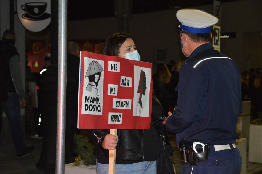 Policja legitymuje uczestników marszu, który 24 października...