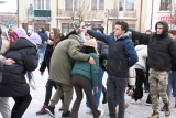 Maturzyści z Iłży zatańczyli na rynku poloneza. Było efektownie. Zobacz zdjęcia i film z drona