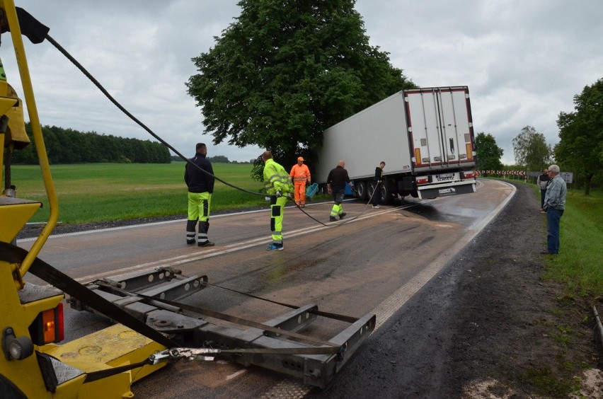 Wypadek pod Środą Śląską, auto osobowe zderzyło się z tirem. Kierowca uniknął śmierci (ZDJĘCIA)