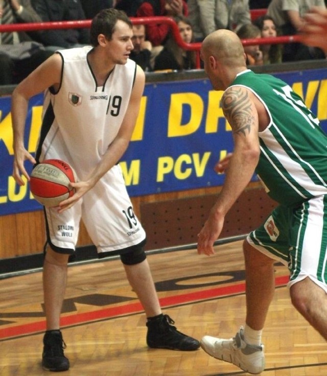Michał Wołoszyn (z piłką) z nadzieją czeka na decyzję, czy koszykarze Stali Stalowa Wola zagrają w ekstraklasie.