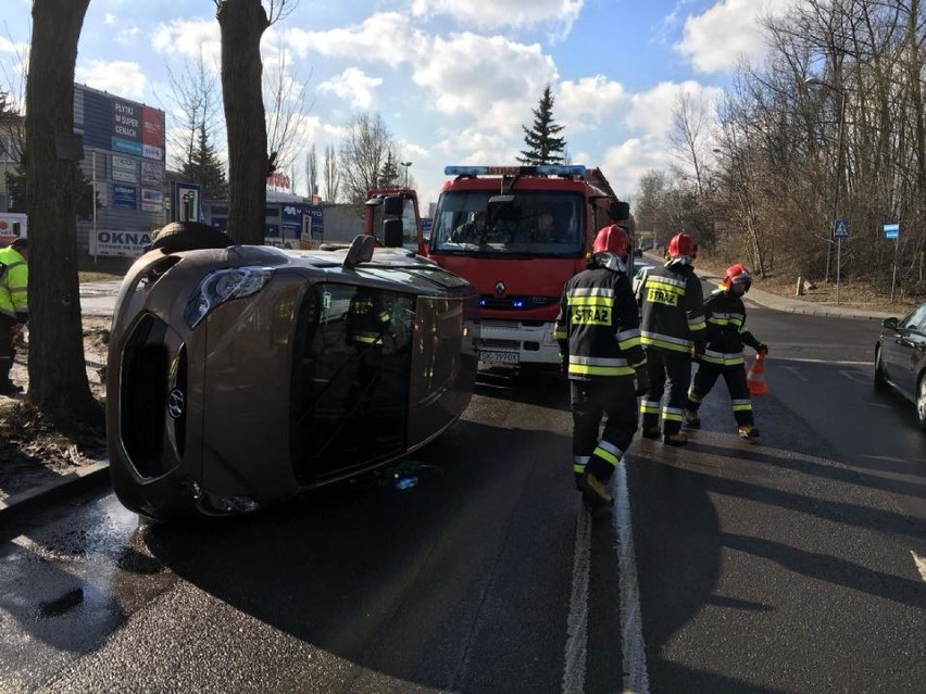 Katowice: Kolizja na Roździeńskiego ZDJĘCIA. Hyundai na boku po zderzeniu z mini 