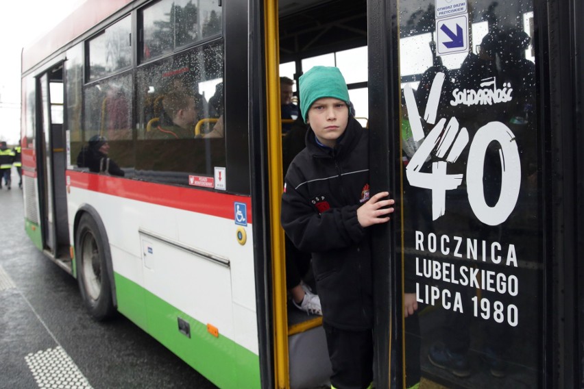 Zderzenie 4 pojazdów, w tym autokaru przewożącego 30 dzieci na drodze S19. Na szczęście to tylko ćwiczenia służb ratunkowych. ZOBACZ ZDJĘCIA