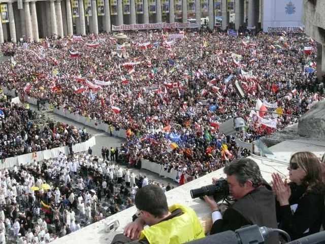 Tysiące osób oddały hołd Janowi Pawłowi II. Po beatyfikacji trumna była wystawiona w Bazylice Świętego Piotra.