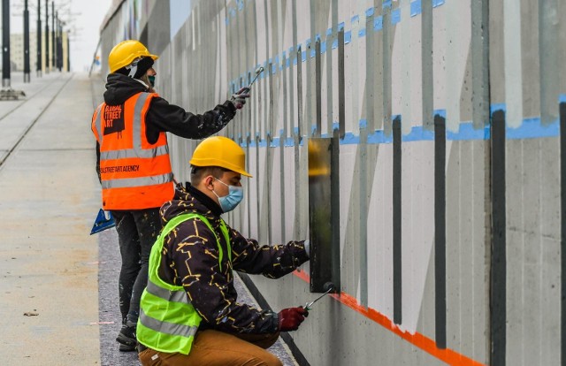 Mural na Kujawskiej ma być najdłuższym bydgoskim muralem, jego długość 440 metrów, każda ze ścian to 220 mb. Na jego wykonanie zakupiono blisko 500 litrów farb