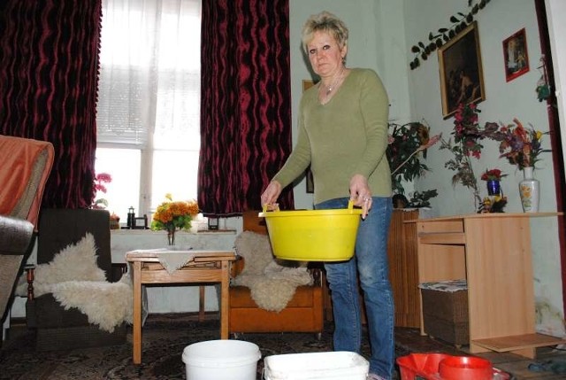 Danuta Wrzyszyńska w mieszkaniu syna wodę wylewała miskami
