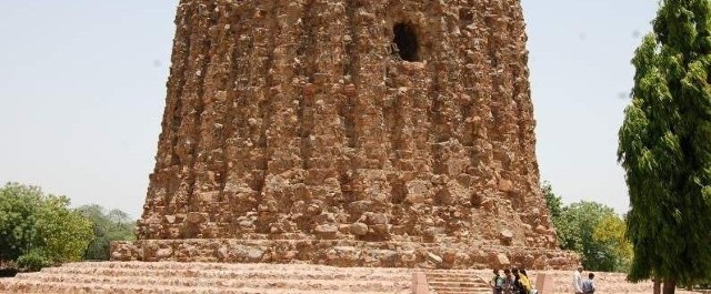 Niedokończona wieża miała być kilkakrotnie wyższa od Qutab Minar.