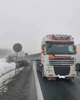 Wypadek na drodze krajowej 94. Pojazd ciężarowy z dużym ładunkiem wpadł do rowu. Są duże utrudnienia w ruchu