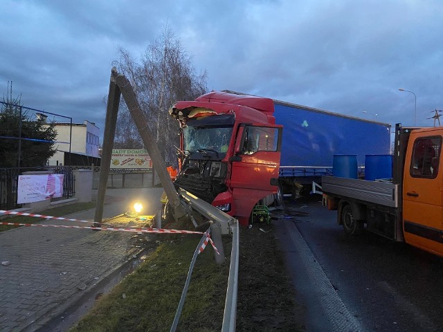 Wypadek na DK 10 w Kujawsko-Pomorskiem. W czwartek, 2 grudnia, w Czernikowie zderzyła się ciężarówka z wozem strażackim.