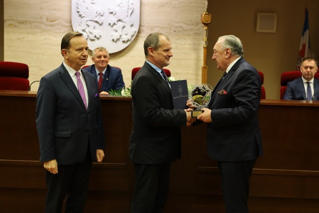 W przerwie merytorycznych obrad sejmiku wszyscy radni, w związku z zakończeniem kadencji otrzymali pamiątkowe statuetki.