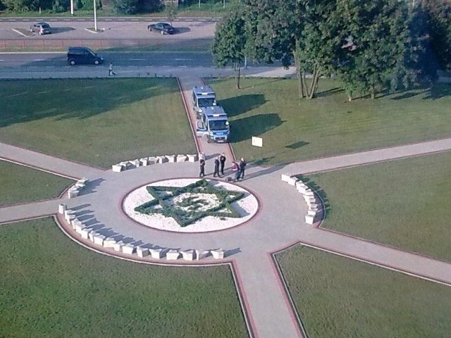 Swastyka widziana z budynku ZUS. Zdjęcie od Czytelnika
