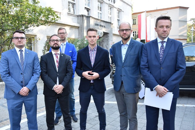 Przedstawiciele komitetów Arkadiusza Wiśniewskiego, Koalicji Obywatelskiej, Kukiz'15 i SLD Lewica Razem przed przekazaniem listu otwartego do władz Radia Opole.