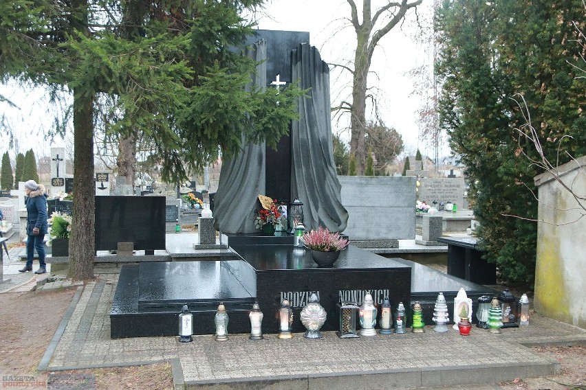 Tak wygląda teraz grób Jana Nowickiego. Nagrobek wielkiego aktora w Kowalu [zdjęcia]