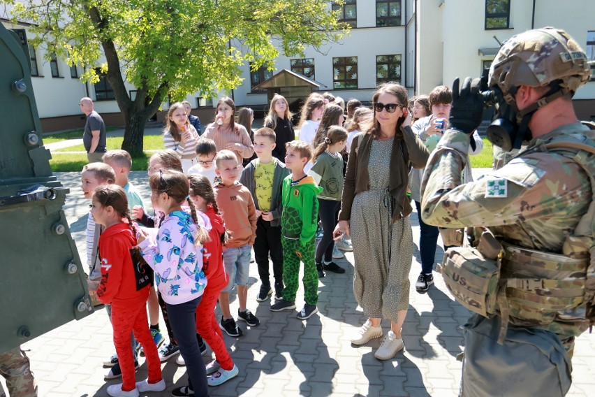 Amerykańscy żołnierze z Nowej Dęby z wizytą w szkole w Chmielowie. Przyjechali najnowszymi maszynami! Zobaczcie zdjęcia