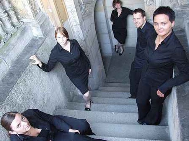 Zespół Muzyki Dawnej Preambulum działa od  1999 r. Od początku prowadzi go Marcjanna Wiśniewska (pierwsza z prawej).