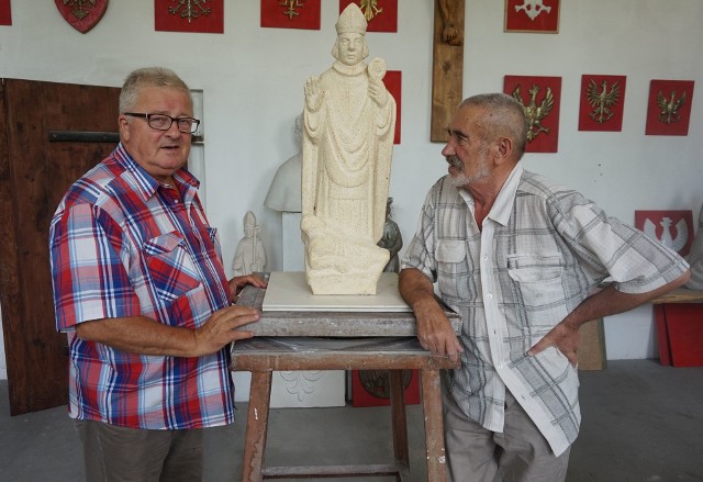 Czesław Siekierski i Gustaw Hadyna przy rzeźbie Świętego Stanisława w pracowni artysty w Ćmielowie.