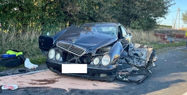 O przyczynach wypadku wiadomo na razie tyle, że osobowy mercedes zjechał na pobocze i uderzył w betonowy zjazd do prywatnej posesji.