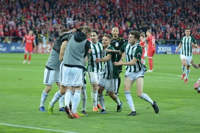W meczu 34. kolejki II ligi Olimpia Grudziądz pokonała na wyjeździe Widzew Łódź 2:1 po golach Germana Ruiza i Marcina Kaczmarka. Biało-zieloni mocno przybliżyli się do awansu. Jeśli w sobotę w derby pokonają Elanę Toruń, to zapewnią sobie promocję.