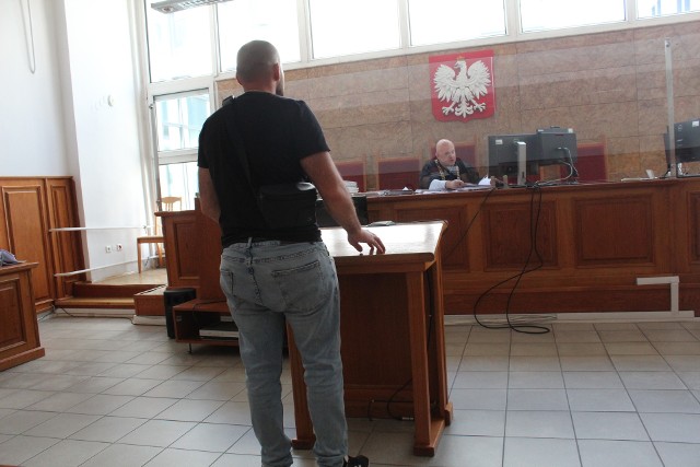 Jeden z  oskarżonych obywateli Armenii składa wyjaśnienia przed krakowskim sądem