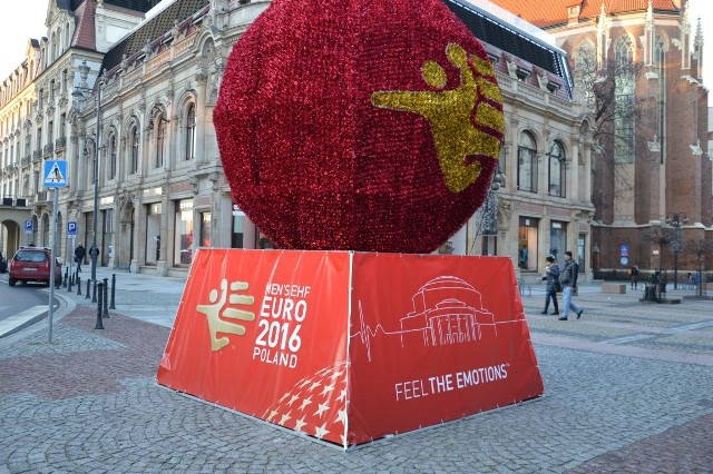 Koło Opery Wrocławskiej pojawiła się duża piłka z logotypem Mistrzostw Europy w Piłce Ręcznej 2016