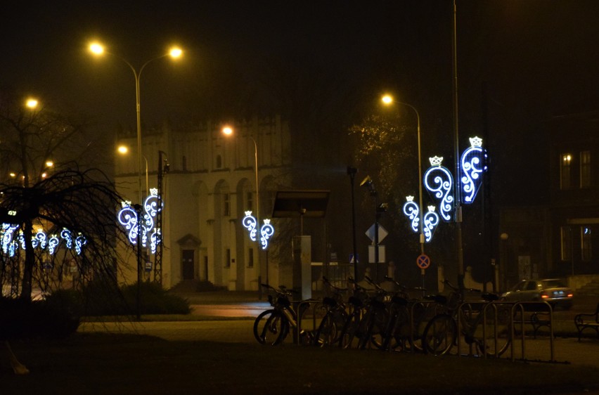 Pabianice gotowe na święta. Iluminacja świąteczna włączona. Tak wyglądają Pabianice po zmroku ZDJĘCIA