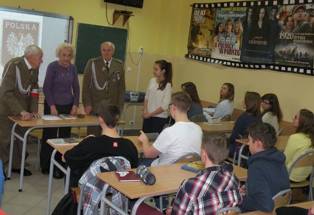 Goście i uczestnicy niecodziennej lekcji w ostrowieckim Gimnazjum numer 3.