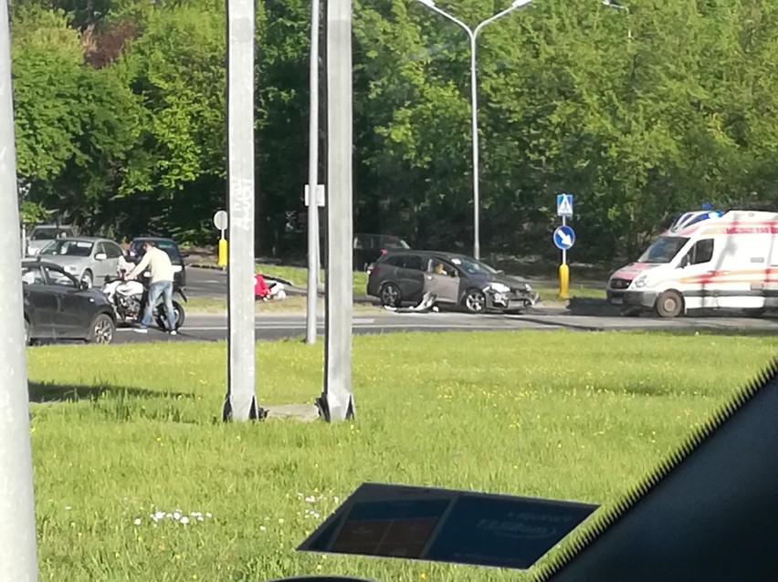 Wypadek na ul. Wilczej w Szczecinie. Motocyklista zderzył się z fordem. Ruch kierowany jest objazdem