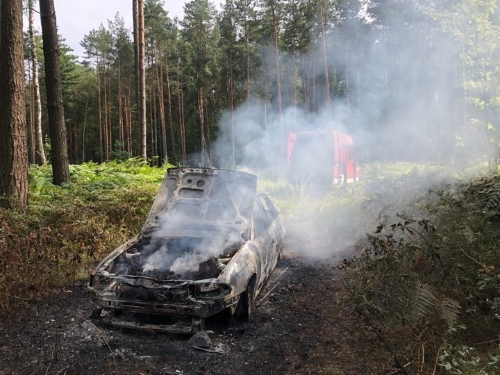 Chrzanów, Libiąż. Doszczętnie spłonęły dwa porzucone samochody [ZDJĘCIA]