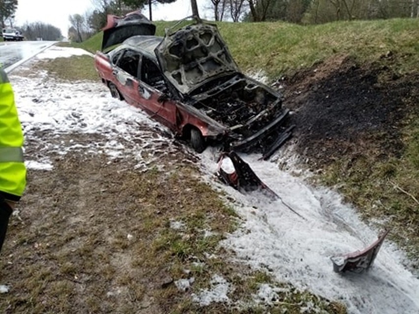 Dobrzyniewo Duże. 21-letni pijany kierowca uderzył w skarpę....