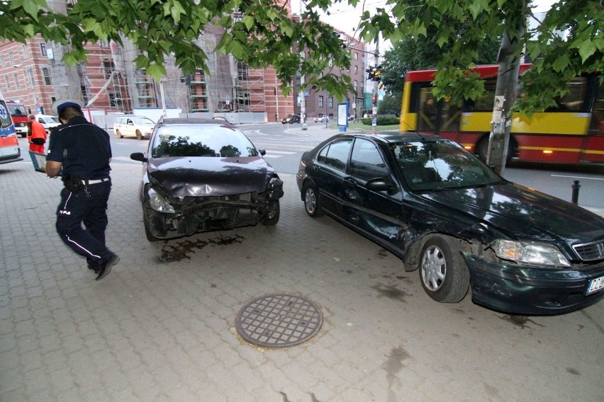 Wrocław: Wypadek na skrzyżowaniu Podwala i Krupniczej (ZDJĘCIA)