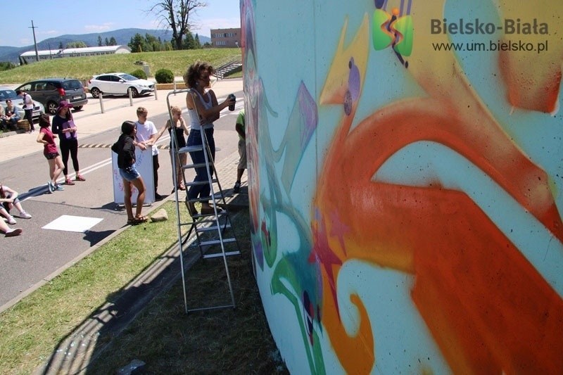 Znany Amerykanin pomalował w Bielsku-Białej mur ZDJĘCIA