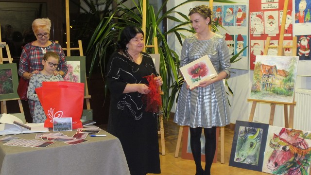 Z otwarcia tej ekspozycji zadowolone są autorka prac Cecylia Szymańska (z lewej) oraz Gizela Pijar, dyrektorka WDK