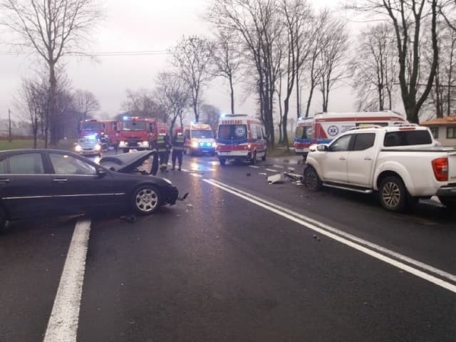 Zderzenie trzech samochodów w Bobrowicach. Jedna osoba w szpitalu